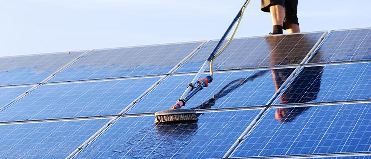 Nettoyage de panneaux solaires dans le Nord